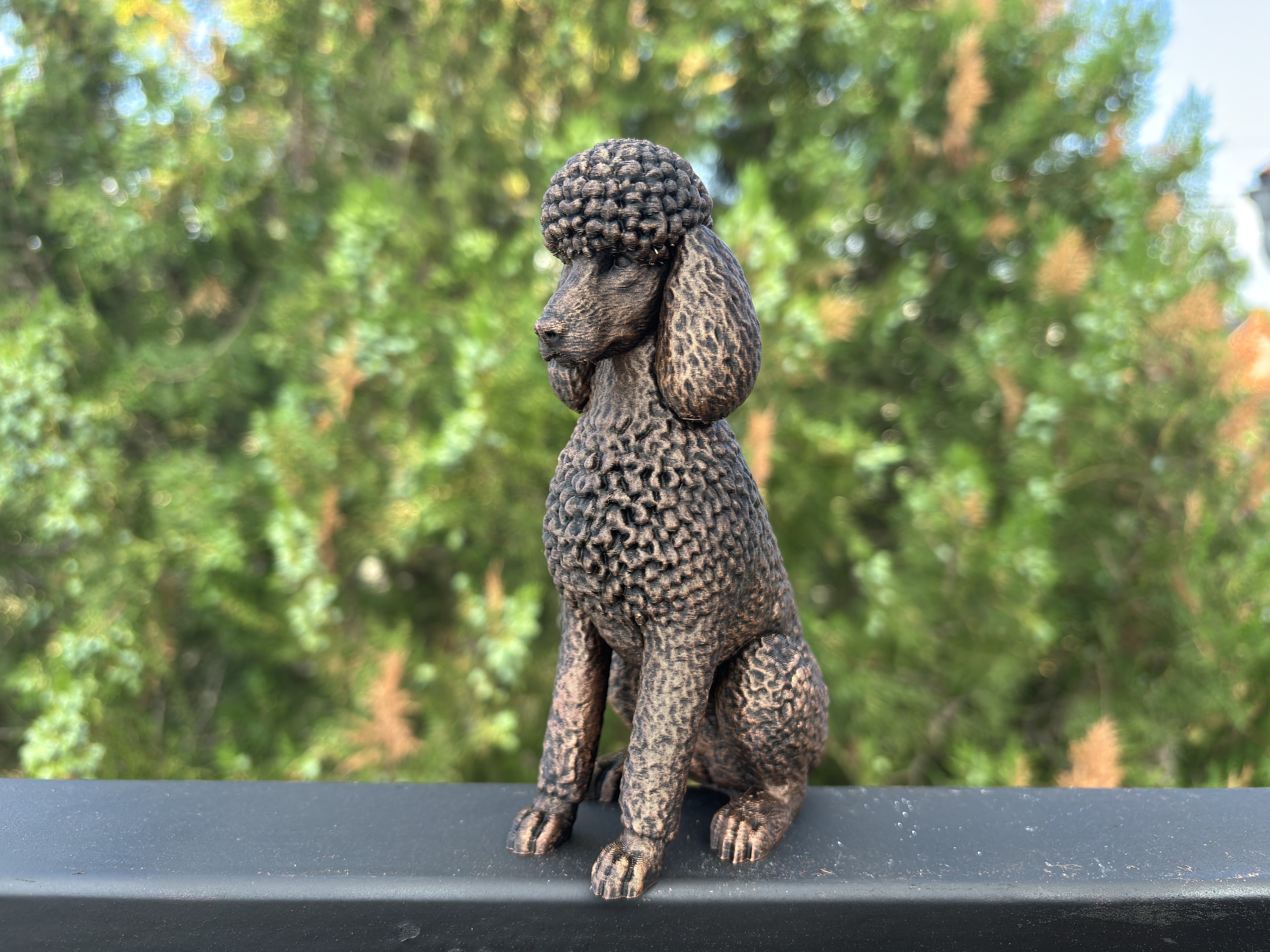 Standardpudel – detailreiche sitzende Hundefigur | Geschenk für Pudel-Fans | Made in Germany Fehn-factory.de