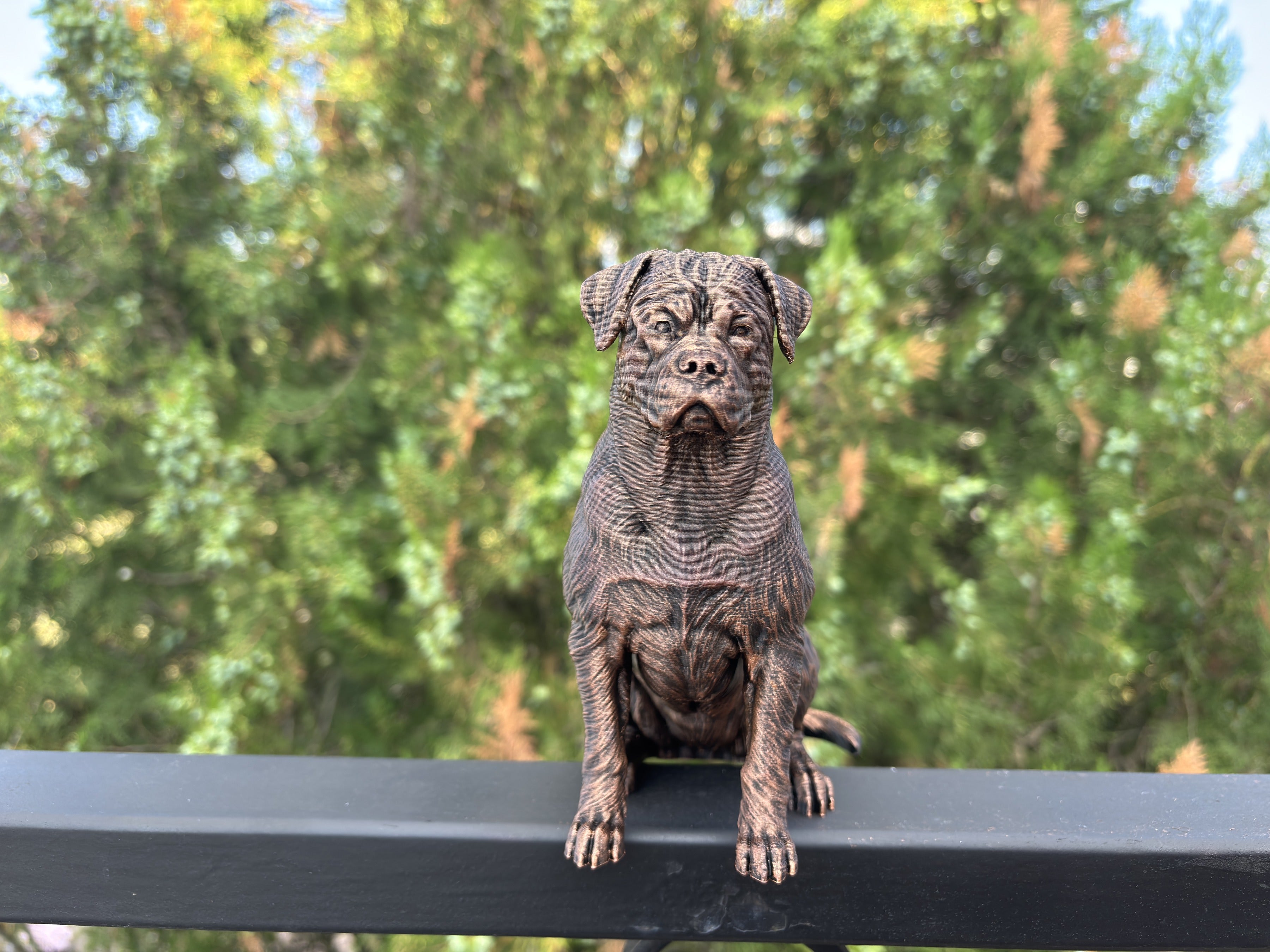 Rottweiler – sitzende Hundefigur mit kräftiger Statur | Geschenk für Hundefans | Made in Germany Fehn-factory.de