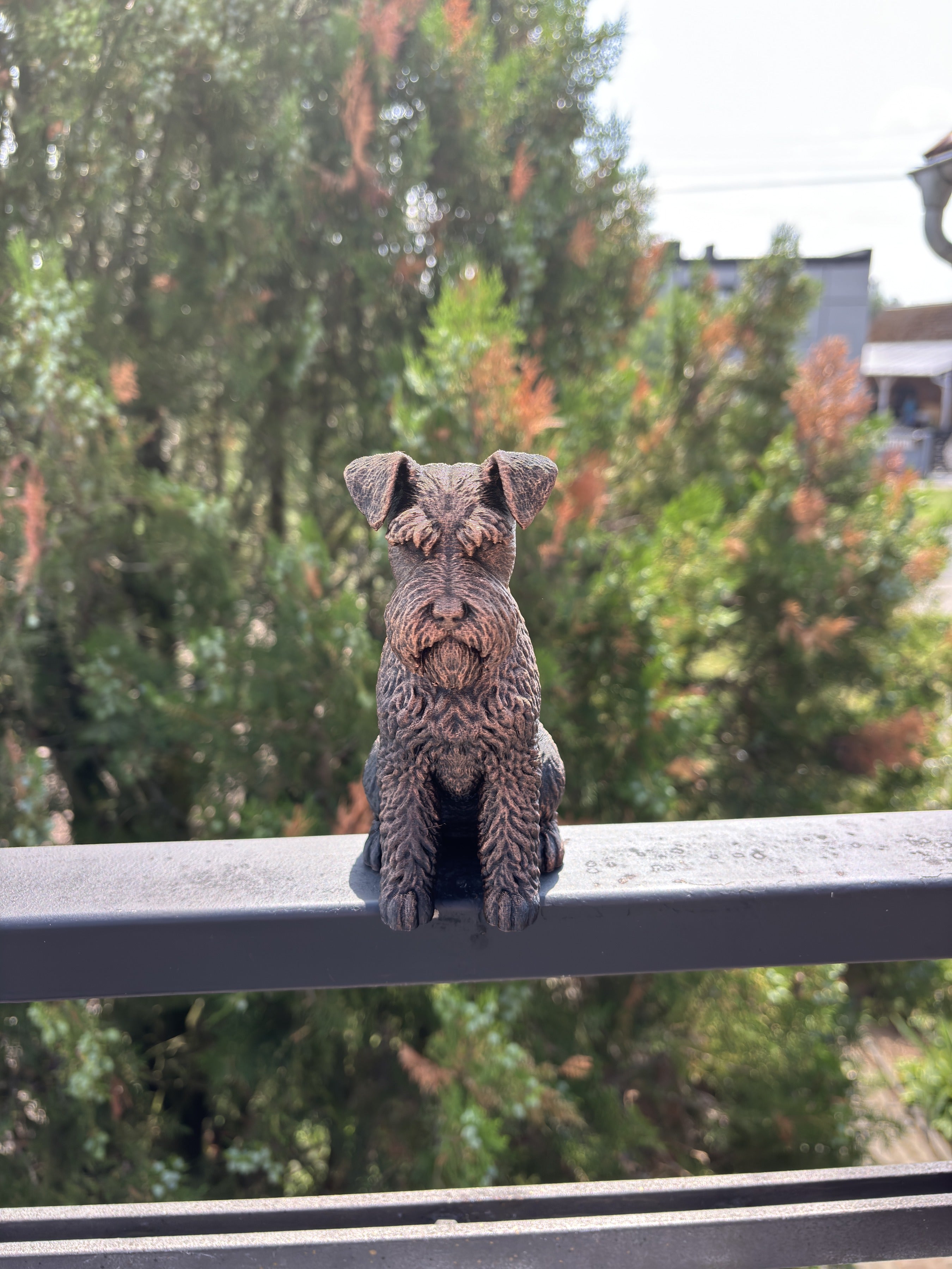 Schnauzer-Hundefigur sitzend – markanter Bart & Augenbrauen | Geschenk für Hundefans | Made in Germany Fehn-factory.de