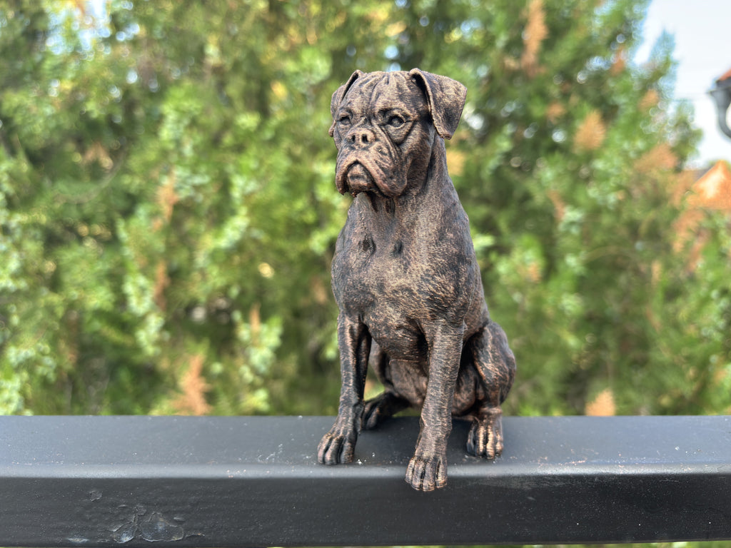 Boxer – detailreiche sitzende Hundefigur | Geschenk für Boxer-Fans | Made in Germany Fehn-factory.de