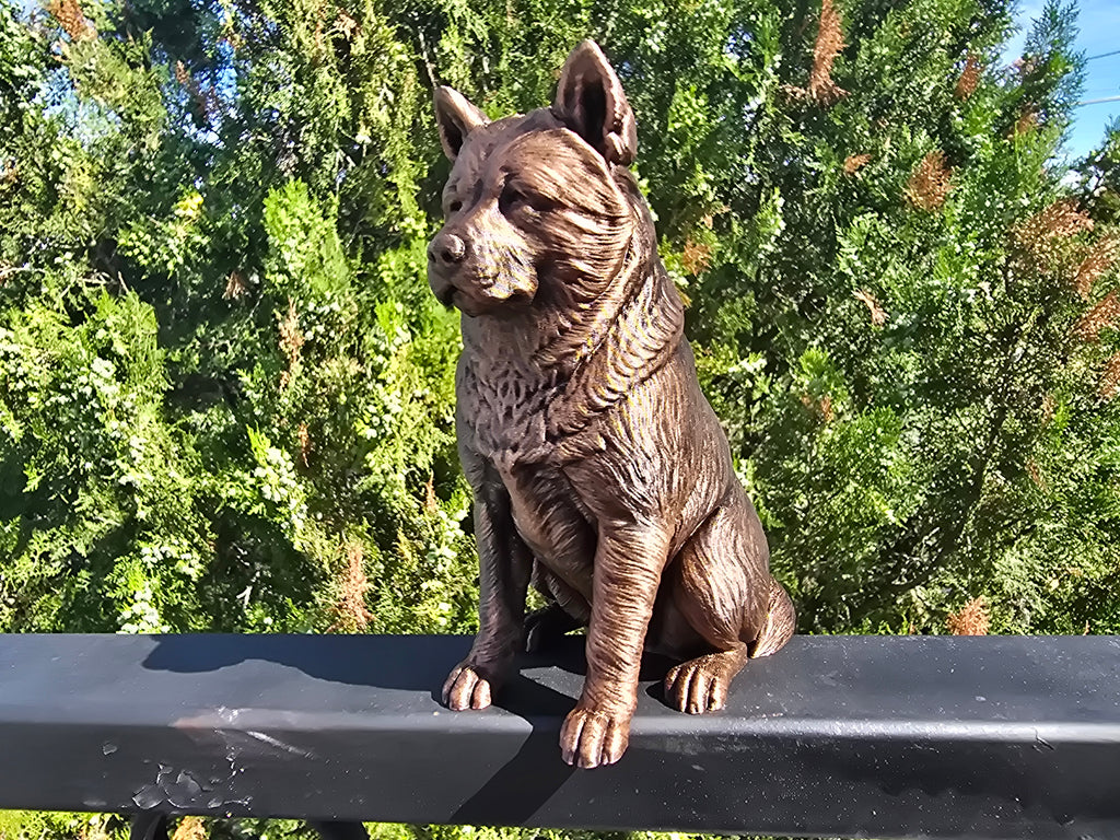 Akita Hundefigur sitzend – Akita Dog Figurine | Japanische Hunderasse Deko | Made in Germany Fehn-factory.de