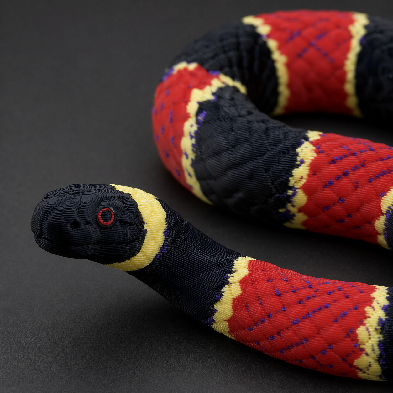 Vivid Venom Coral Snake – mehrfarbige Korallenschlangen-Skulptur FehnFactory