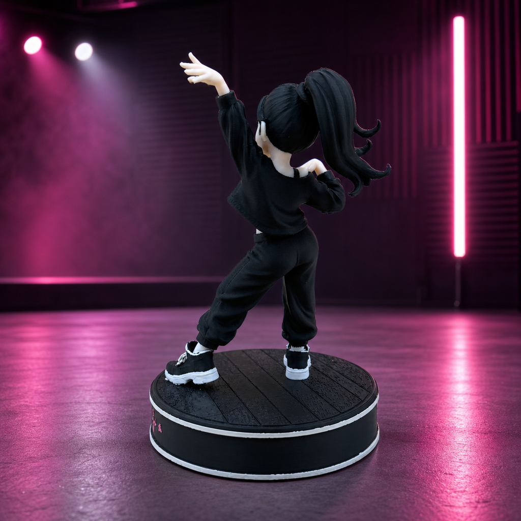 Born to Dance – Mehrfarbige Chibi-Tänzerin mit Tanzbühnen-Sockel FehnFactory