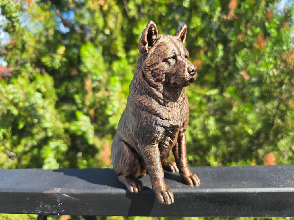 Akita Hundefigur sitzend – Akita Dog Figurine | Japanische Hunderasse Deko | Made in Germany Fehn-factory.de