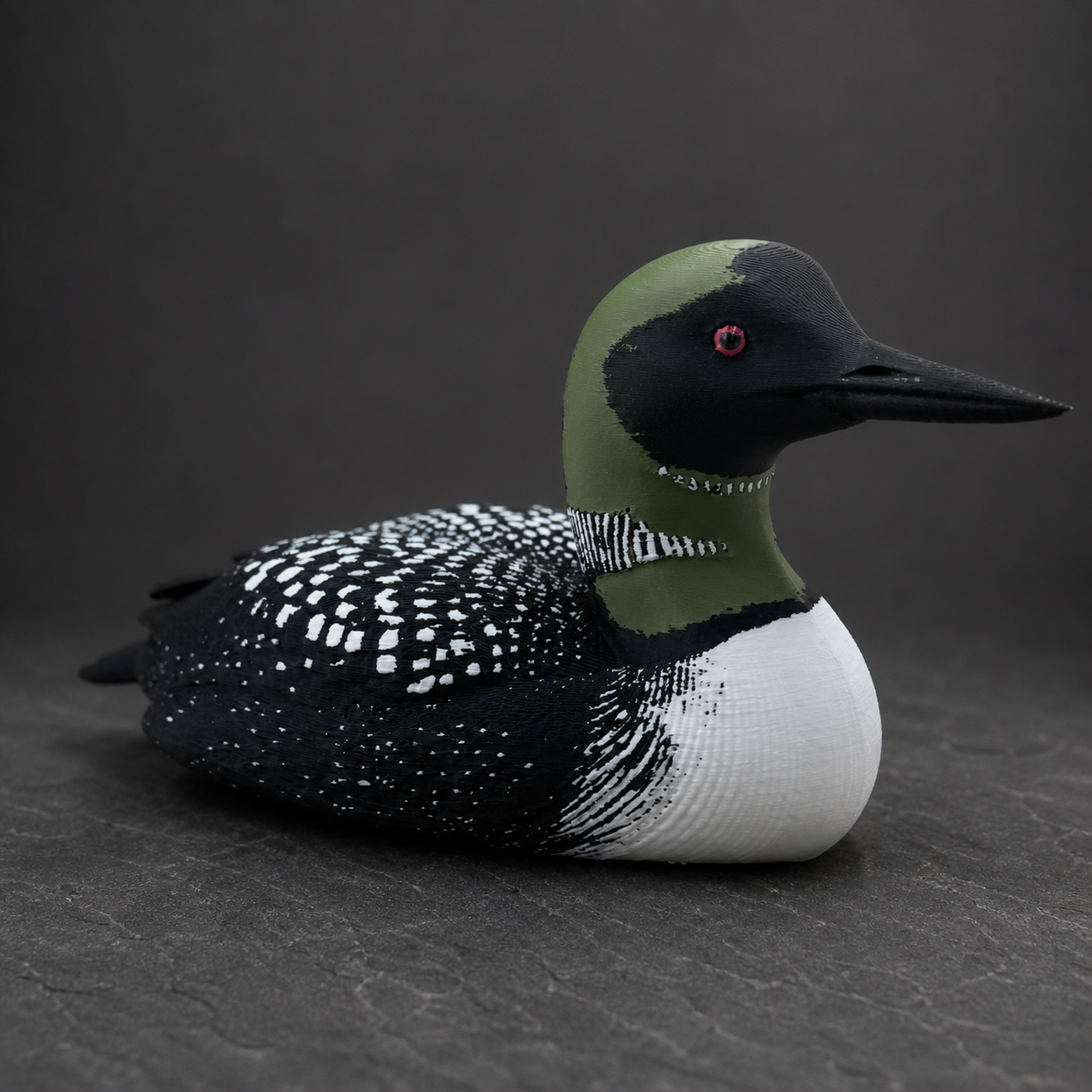 Moonlit Common Loon – mehrfarbige Eistaucher-Skulptur FehnFactory