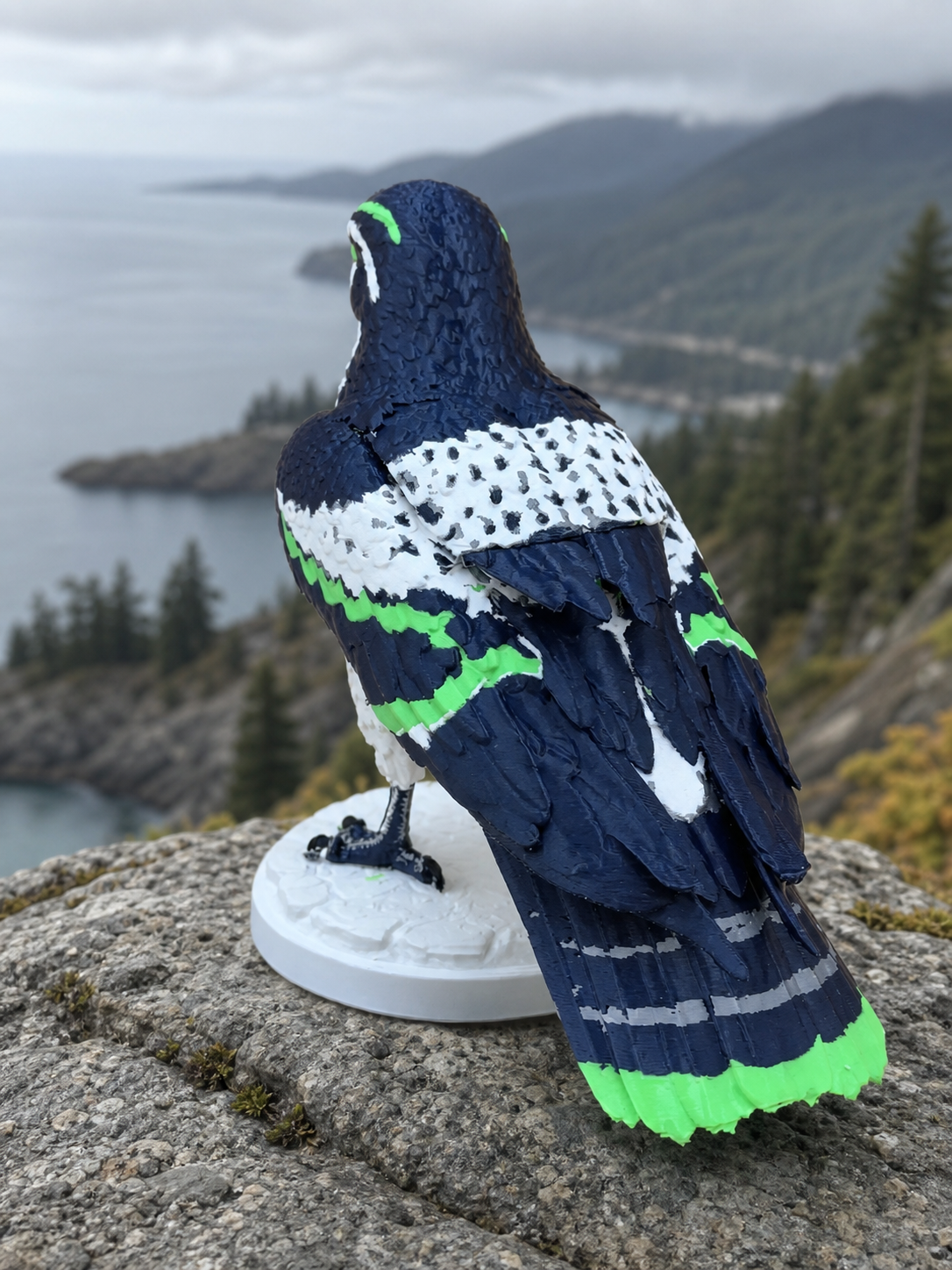 Seattle Sea Hawk – freistehende Greifvogel-Skulptur FehnFactory