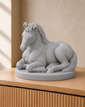 Fohlen liegend – Pferdefigur – 06 handbemalt silber