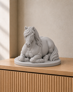 Haflinger liegend – Pferdefigur – 06 handbemalt silber