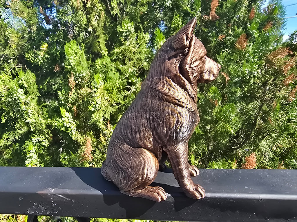 Akita Hundefigur sitzend – Akita Dog Figurine | Japanische Hunderasse Deko | Made in Germany Fehn-factory.de