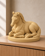 Fohlen liegend – Pferdefigur – 07 handbemalt gold