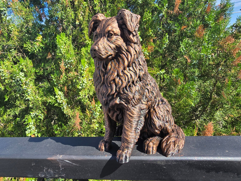 Australian Shepherd Hundefigur sitzend – Aussie-Deko für innen | Geschenk für Hundefans | Made in Germany Fehn-factory.de