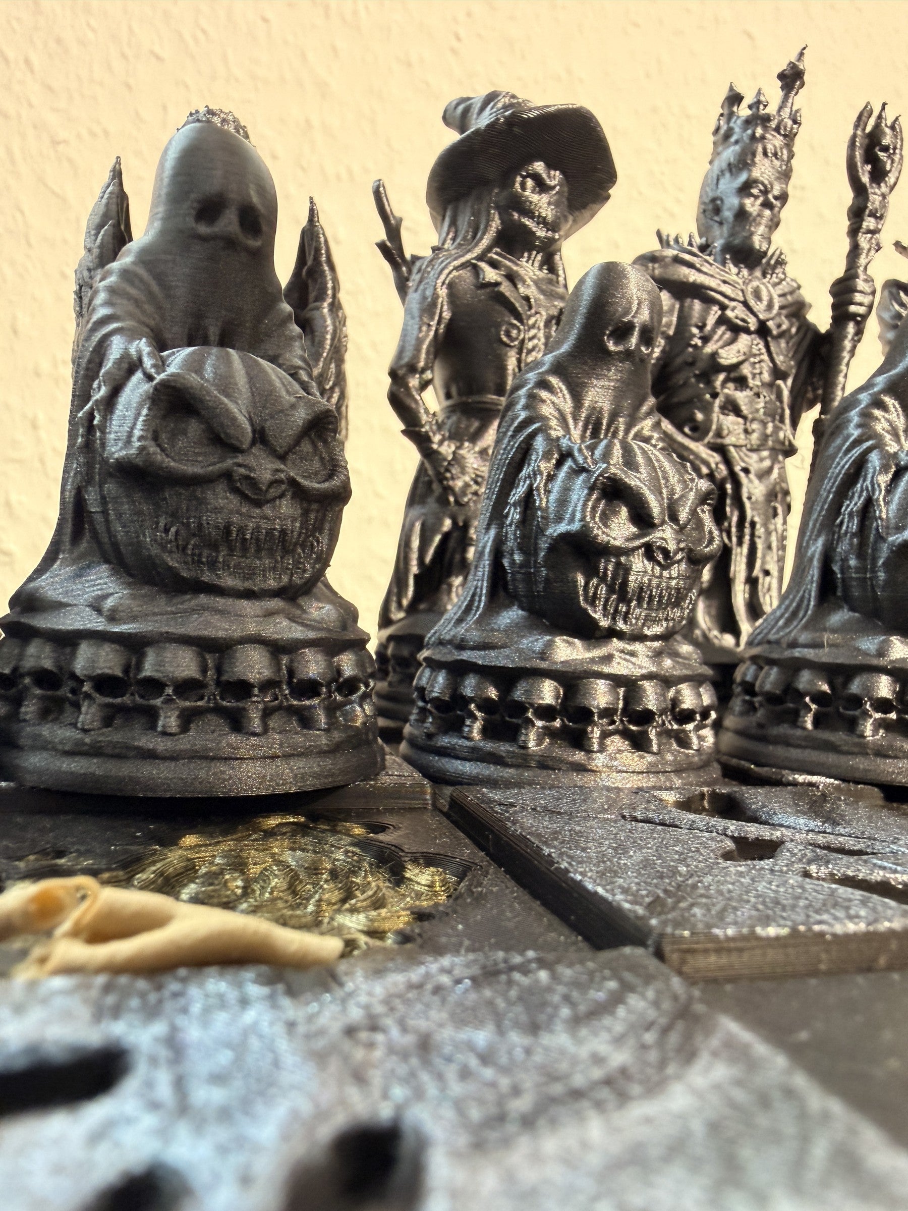 Halloween Gothic Schachset – Detailansicht der Figuren