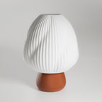 Terra Bloom – Moderne Tischlampe  mit Terrakotta-Basis. Verschiedene Farben  Wo Design und Natur auf sanftes Licht treffen. Fehn-factory.de