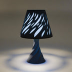 Tall Spectra – Moderne Designer-Tischlampe  mit Cutout-Lampenschirm Fehn-factory.de
