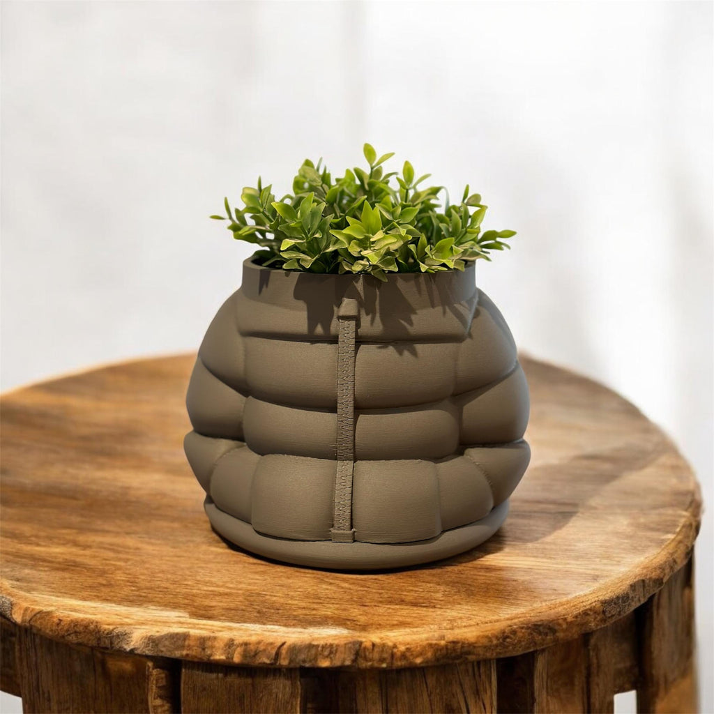 Pflanztopf „Puffer Jacket“ – Stylischer Übertopf mit abnehmbarer Basis. Moderne Deko, Jugendstil. Fehn-factory.de