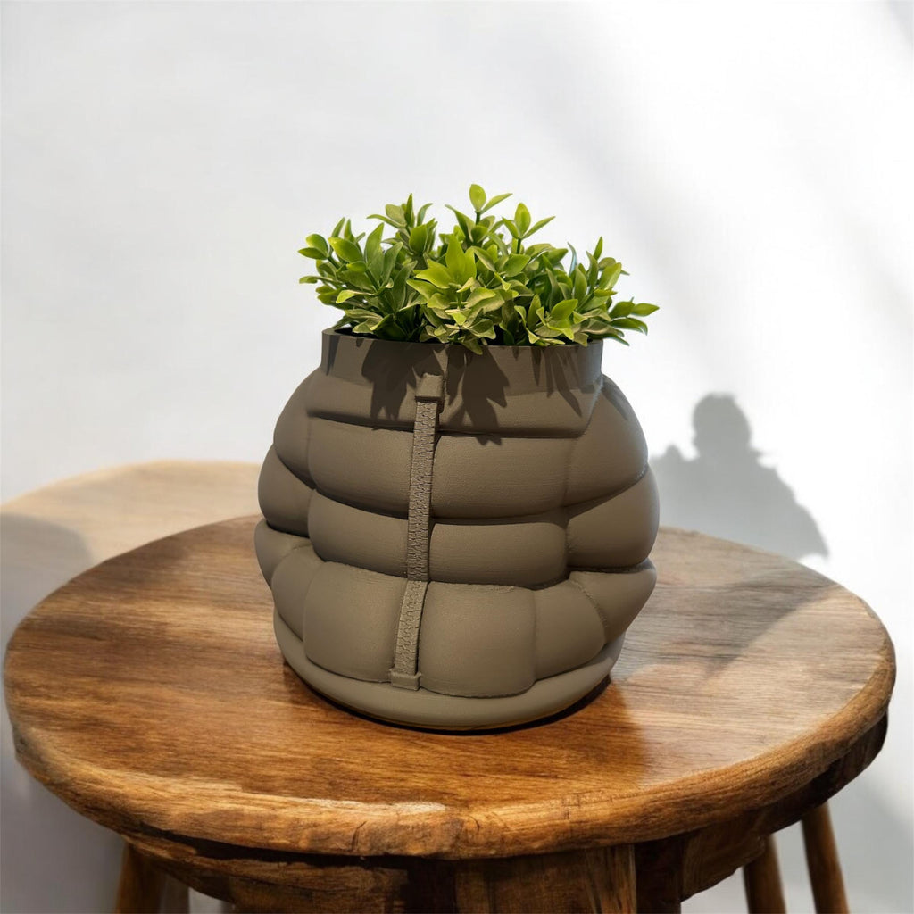 Pflanztopf „Puffer Jacket“ – Stylischer Übertopf mit abnehmbarer Basis. Moderne Deko, Jugendstil. Fehn-factory.de