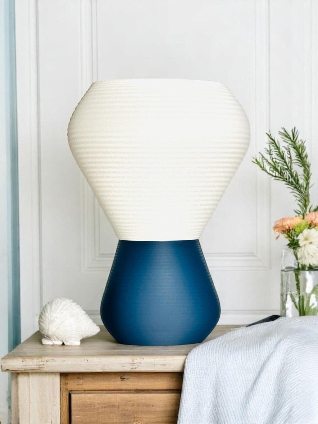 Delta Ridge Tischlampe – Modernes Mid-Century Design –  – Mit verstecktem Fach – Farbe wählbar – Handgefertigt - Nachttischlampe Fehn-factory.de