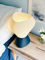 Delta Ridge Tischlampe – Modernes Mid-Century Design –  – Mit verstecktem Fach – Farbe wählbar – Handgefertigt - Nachttischlampe Fehn-factory.de