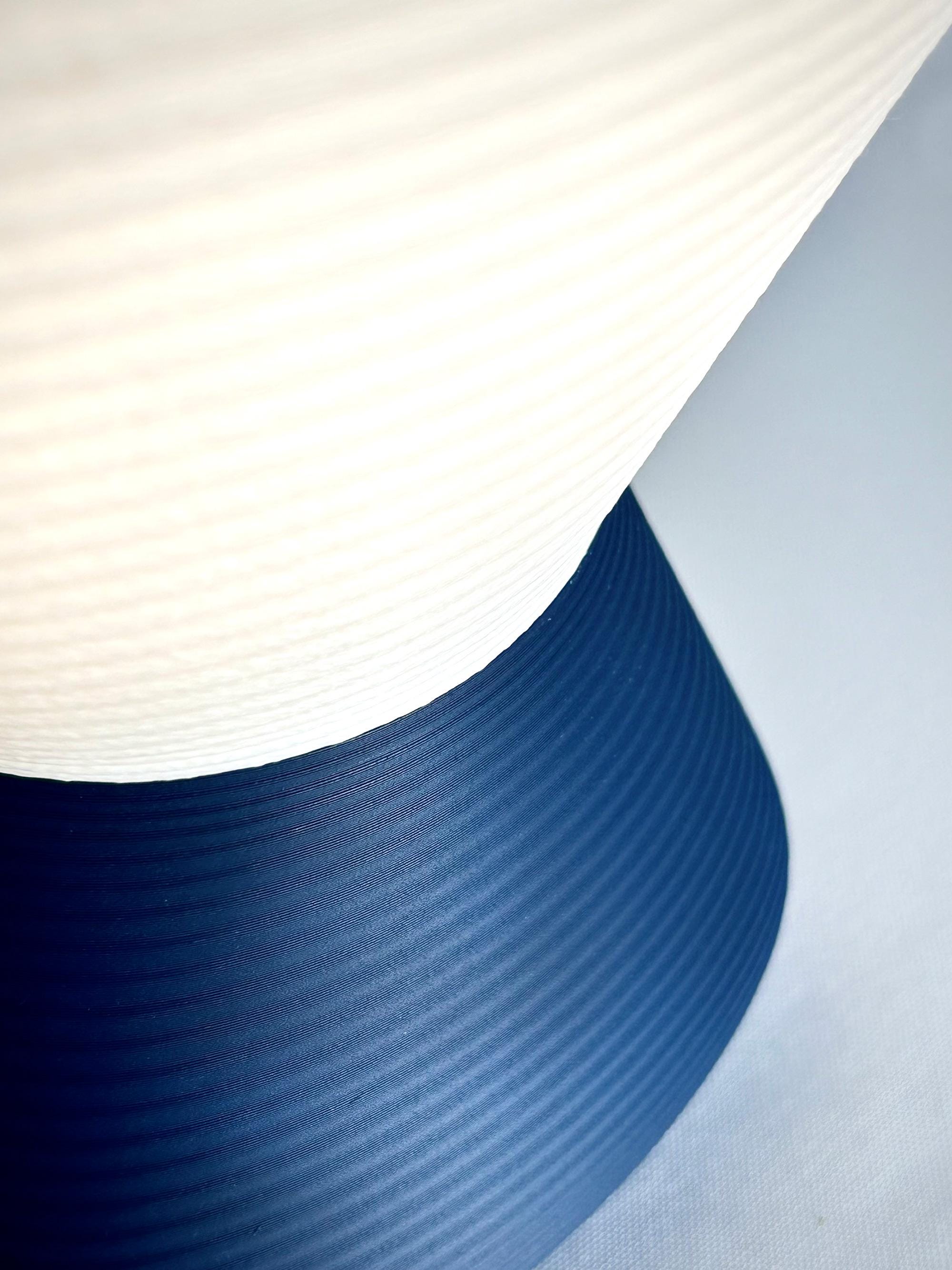 Delta Ridge Tischlampe – Modernes Mid-Century Design –  – Mit verstecktem Fach – Farbe wählbar – Handgefertigt - Nachttischlampe Fehn-factory.de