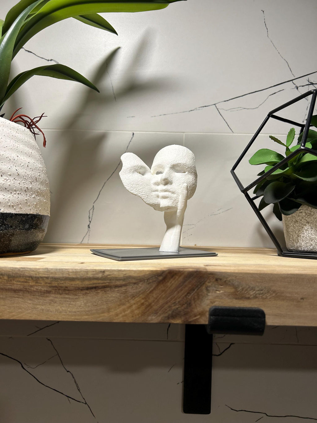 Deko-Skulptur „NOFACES“ – Moderne Gesichts-Skulptur mit Hand Fehn-factory.de