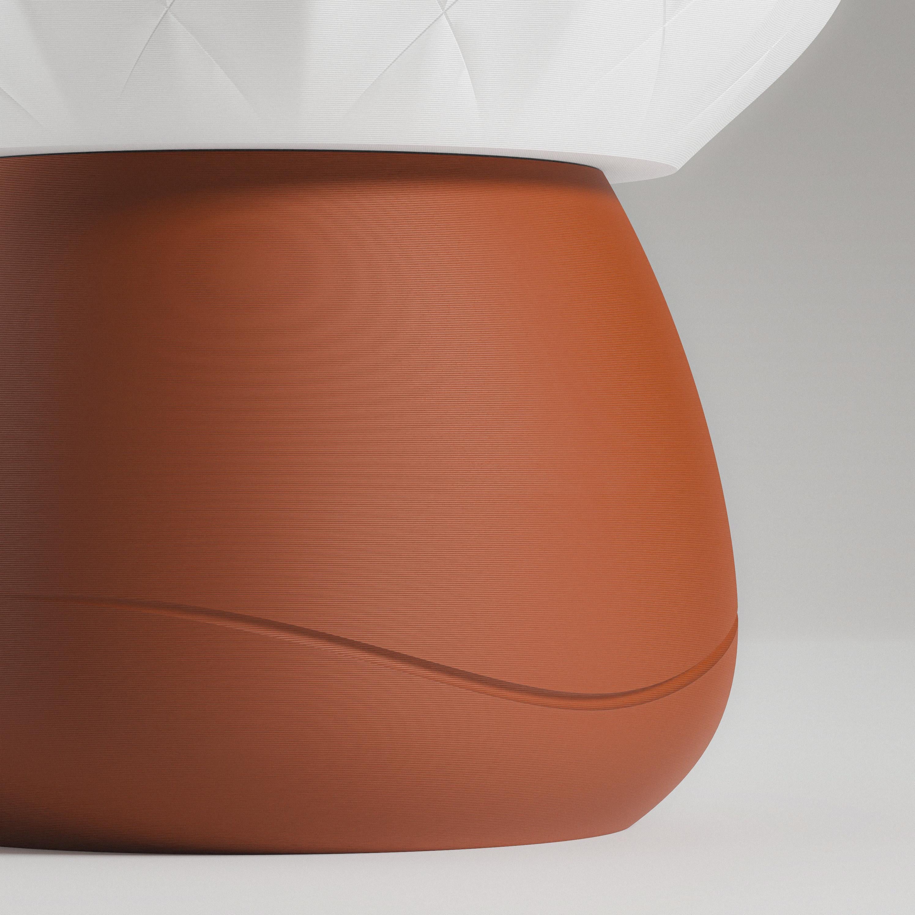 Terra Bloom – Moderne Tischlampe  mit Terrakotta-Basis. Verschiedene Farben  Wo Design und Natur auf sanftes Licht treffen. Fehn-factory.de