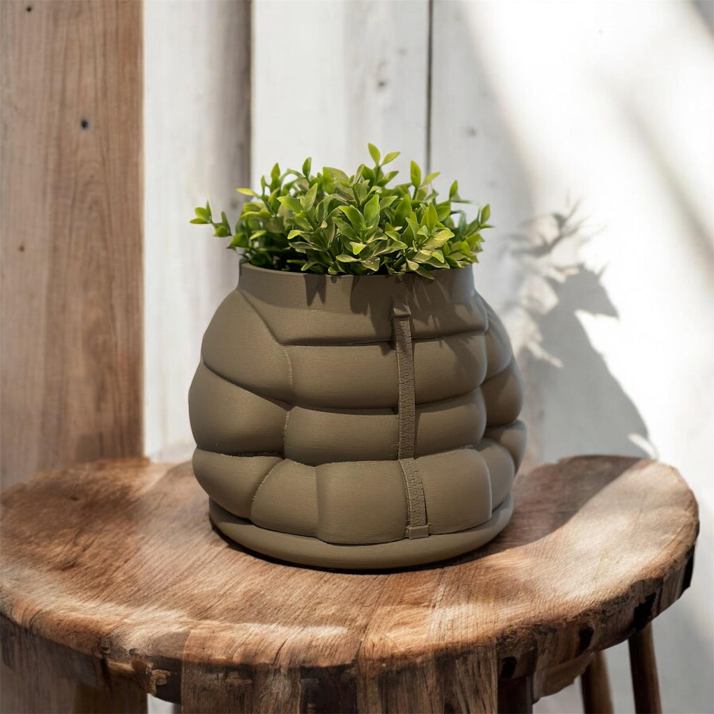 Pflanztopf „Puffer Jacket“ – Stylischer Übertopf mit abnehmbarer Basis. Moderne Deko, Jugendstil. Fehn-factory.de