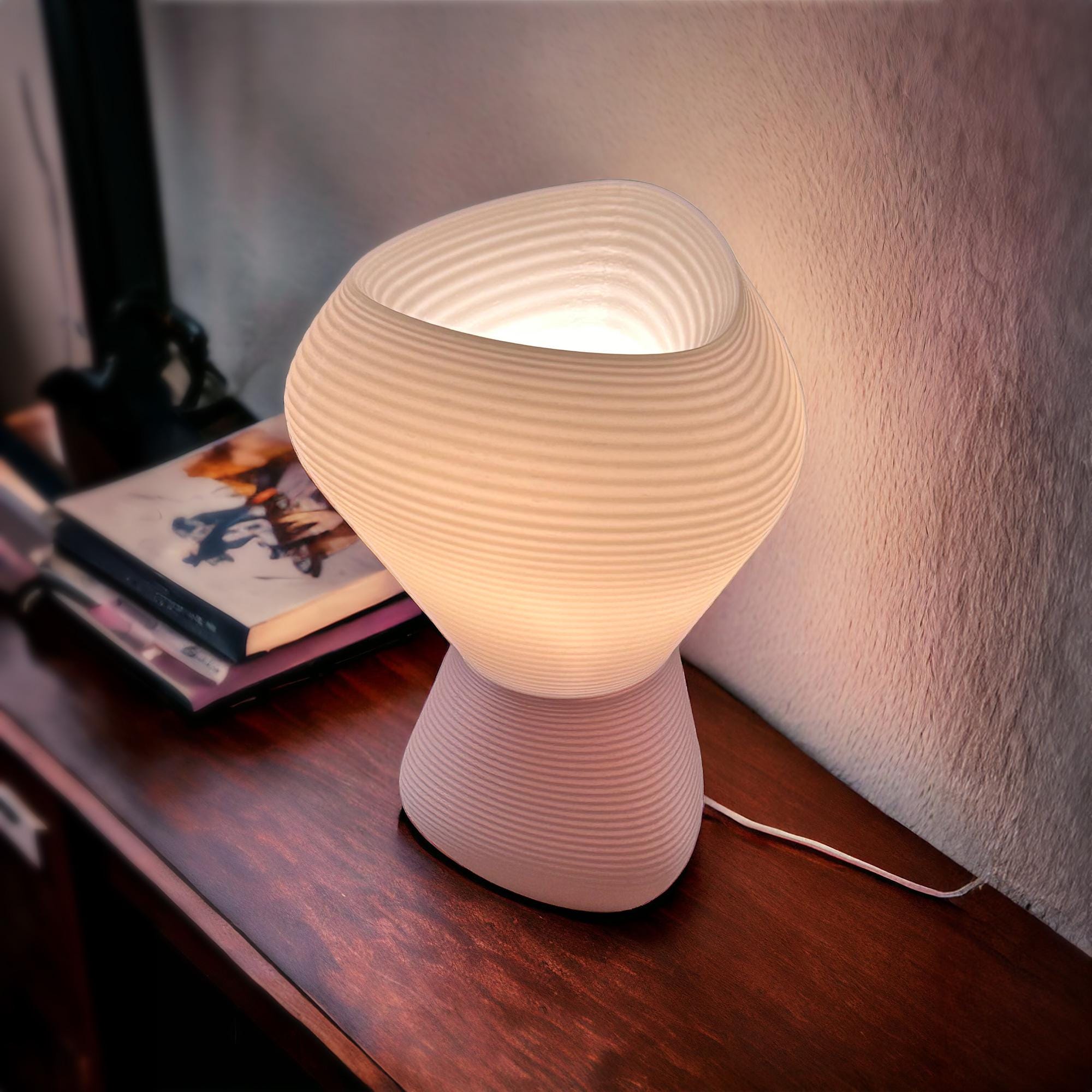 Delta Ridge Tischlampe – Modernes Mid-Century Design –  – Mit verstecktem Fach – Farbe wählbar – Handgefertigt - Nachttischlampe Fehn-factory.de