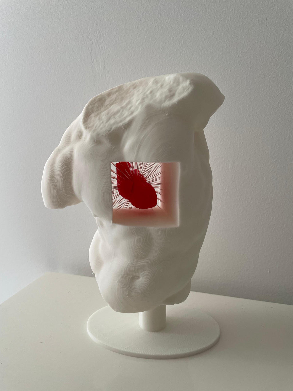 Skulptur mit Herz – Klassische Büste mit modernem 3D-Design – Deko Figur Antik Look – Kunstobjekt Torso mit Anatomieherz. Schrank Deko Fehn-factory.de