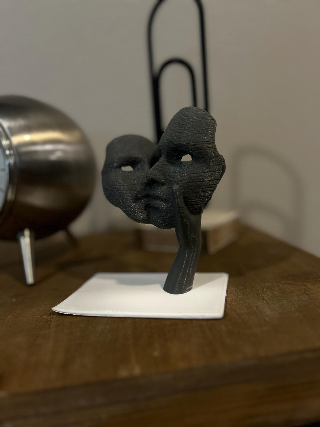 Deko-Skulptur „NOFACES“ – Moderne Gesichts-Skulptur mit Hand Fehn-factory.de