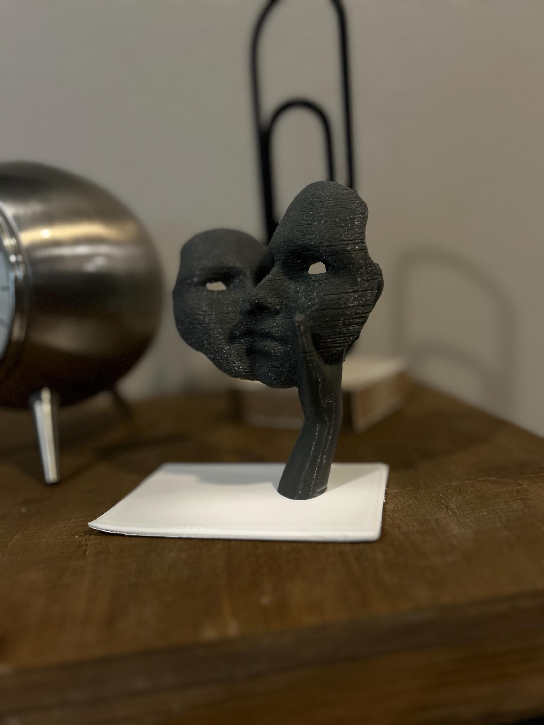 Deko-Skulptur „NOFACES“ – Moderne Gesichts-Skulptur mit Hand Fehn-factory.de