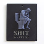 Humorvolle 3D-gedruckte WC-Wanddeko oder Türdeko  „Sh*t Happens“ – Lustiges Toilettenschild für Gäste-WC & Badezimmer – 180×150 mm Fehn-factory.de