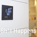 Humorvolle 3D-gedruckte WC-Wanddeko oder Türdeko  „Sh*t Happens“ – Lustiges Toilettenschild für Gäste-WC & Badezimmer – 180×150 mm Fehn-factory.de