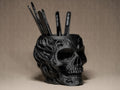 Skull Shaped Holder / Organizer – Schädel Stiftehalter in Schwarz | Halloween Deko & Gothic Organizer Fehn-factory.de