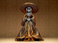 Dia de los Muertos Figur Skelett Dame mit Kleid und Hut – Halloween Deko Mexiko Fehn-factory.de