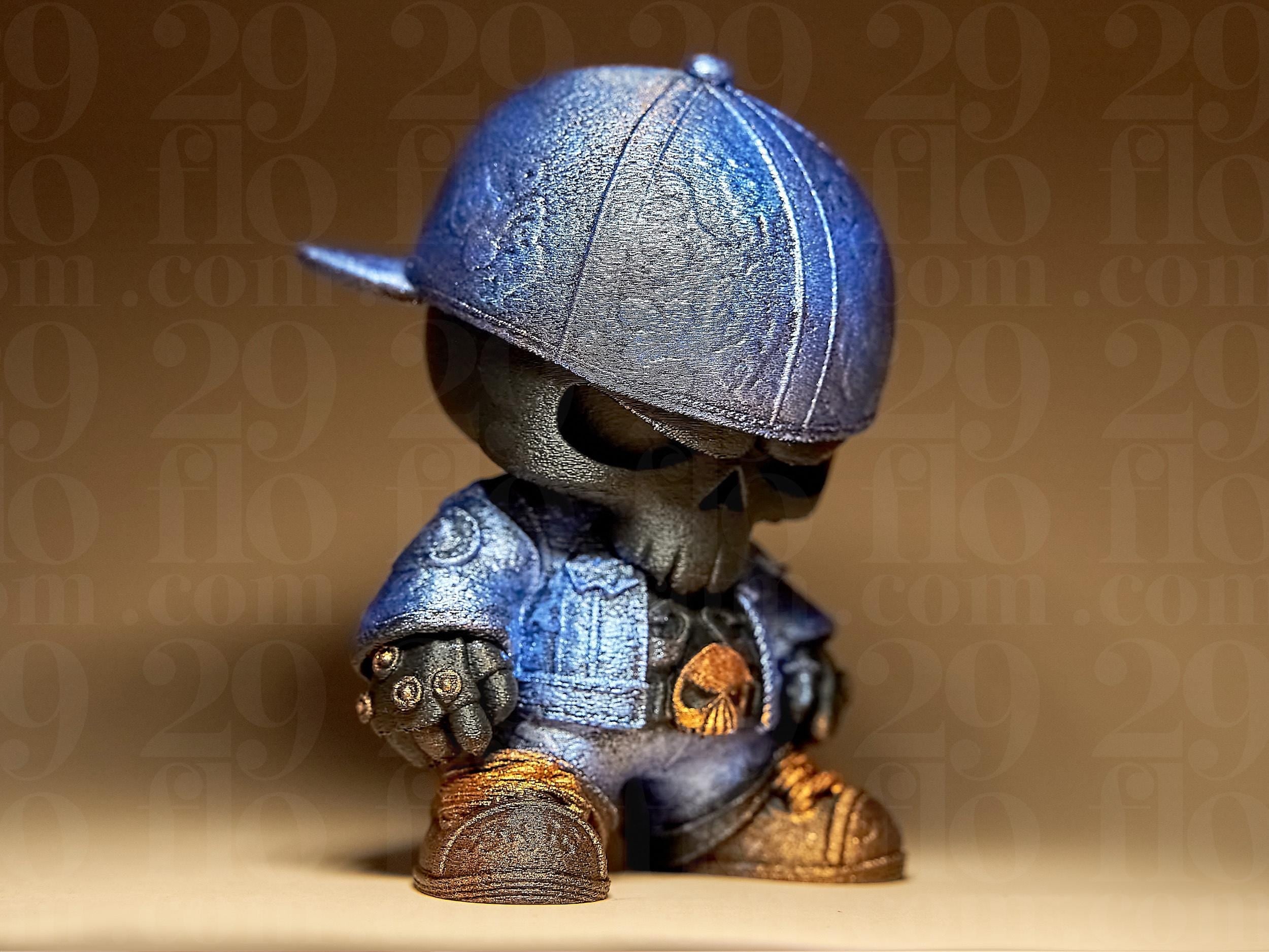 Skeleton Bros #2 – Blue Cap Edition | Totenkopf-Figur Basecap | 3D-gedruckte Street-Art Skulptur | Handbemalt in Metallic-Blau oder Schwarz Fehn-factory.de
