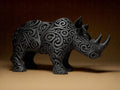 Designer Rhino Sculpture | Schwarze Nashornfigur mit Ornament-Struktur | 3D-gedruckte Designskulptur | Symbol Kraft & Standhaftigkeit Fehn-factory.de