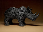 Designer Rhino Sculpture | Schwarze Nashornfigur mit Ornament-Struktur | 3D-gedruckte Designskulptur | Symbol Kraft & Standhaftigkeit Fehn-factory.de