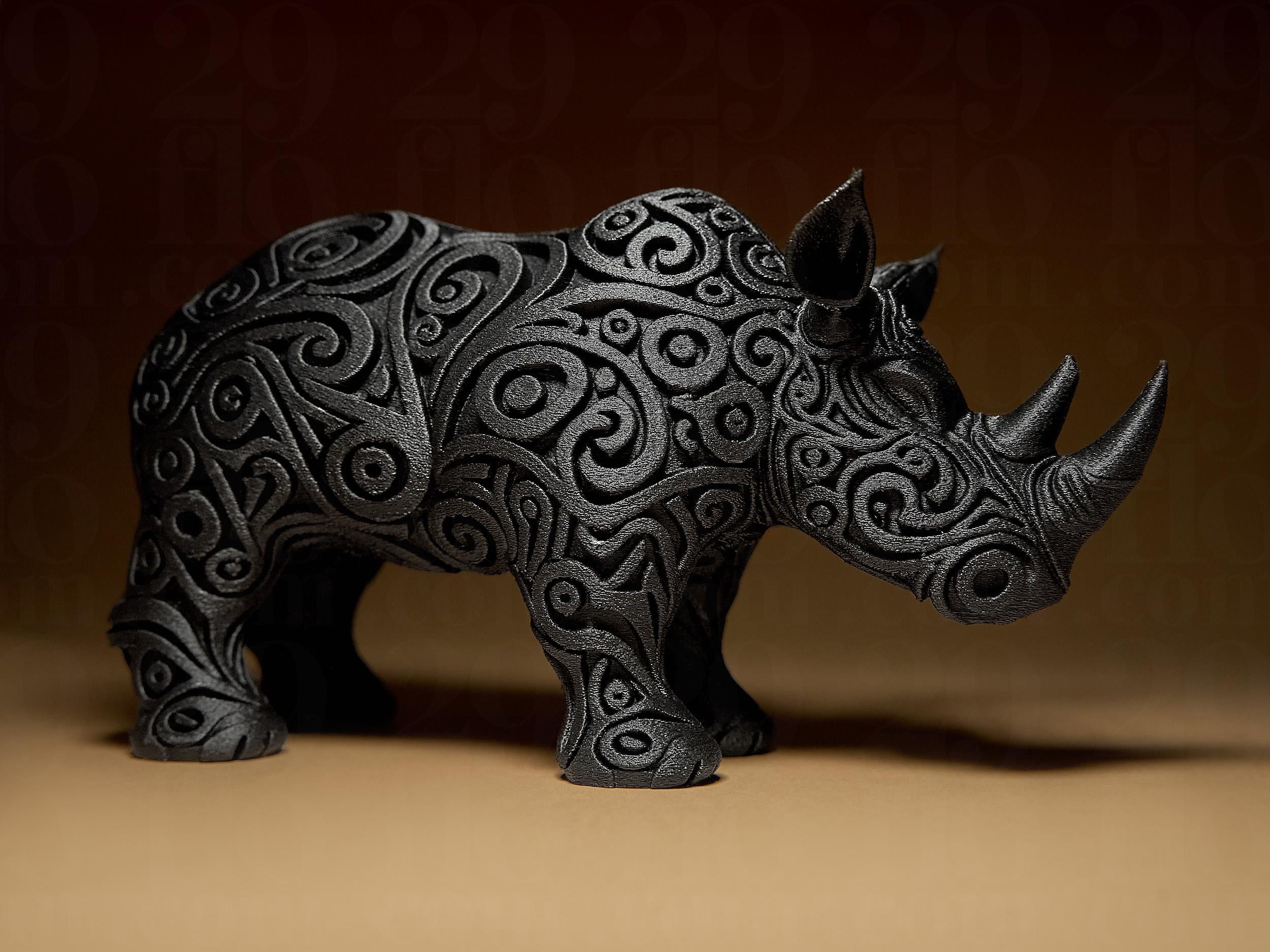 Designer Rhino Sculpture | Schwarze Nashornfigur mit Ornament-Struktur | 3D-gedruckte Designskulptur | Symbol Kraft & Standhaftigkeit Fehn-factory.de
