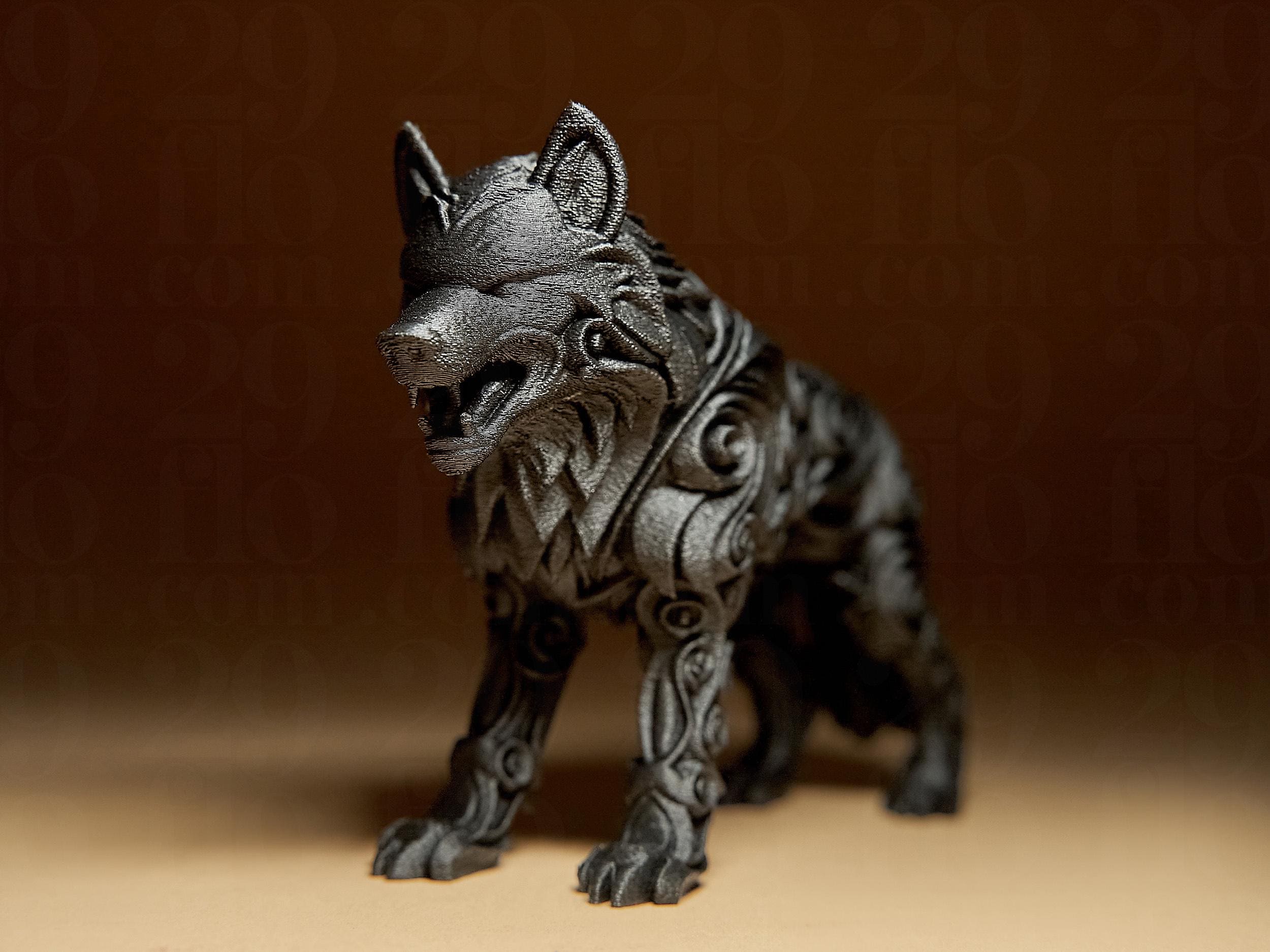 Designer Wolf Sculpture | Schwarze Wolfsfigur Ornament-Struktur | 3D-gedruckte Skulptur | 29Flo Black Series | Symbol für Stärke & Freiheit Fehn-factory.de
