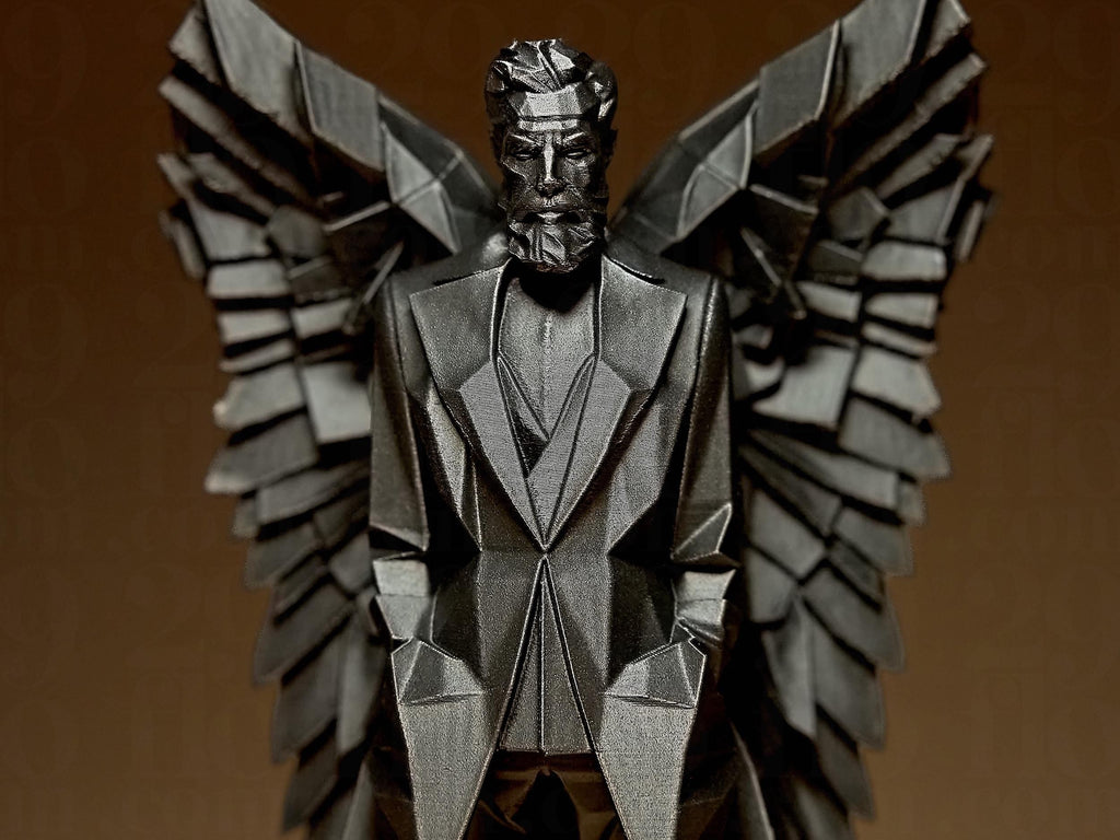 Modern Angel Sculpture | Schwarze Engelsfigur im Anzug | 3D-gedruckte Skulptur im geometrischen Design Fehn-factory.de