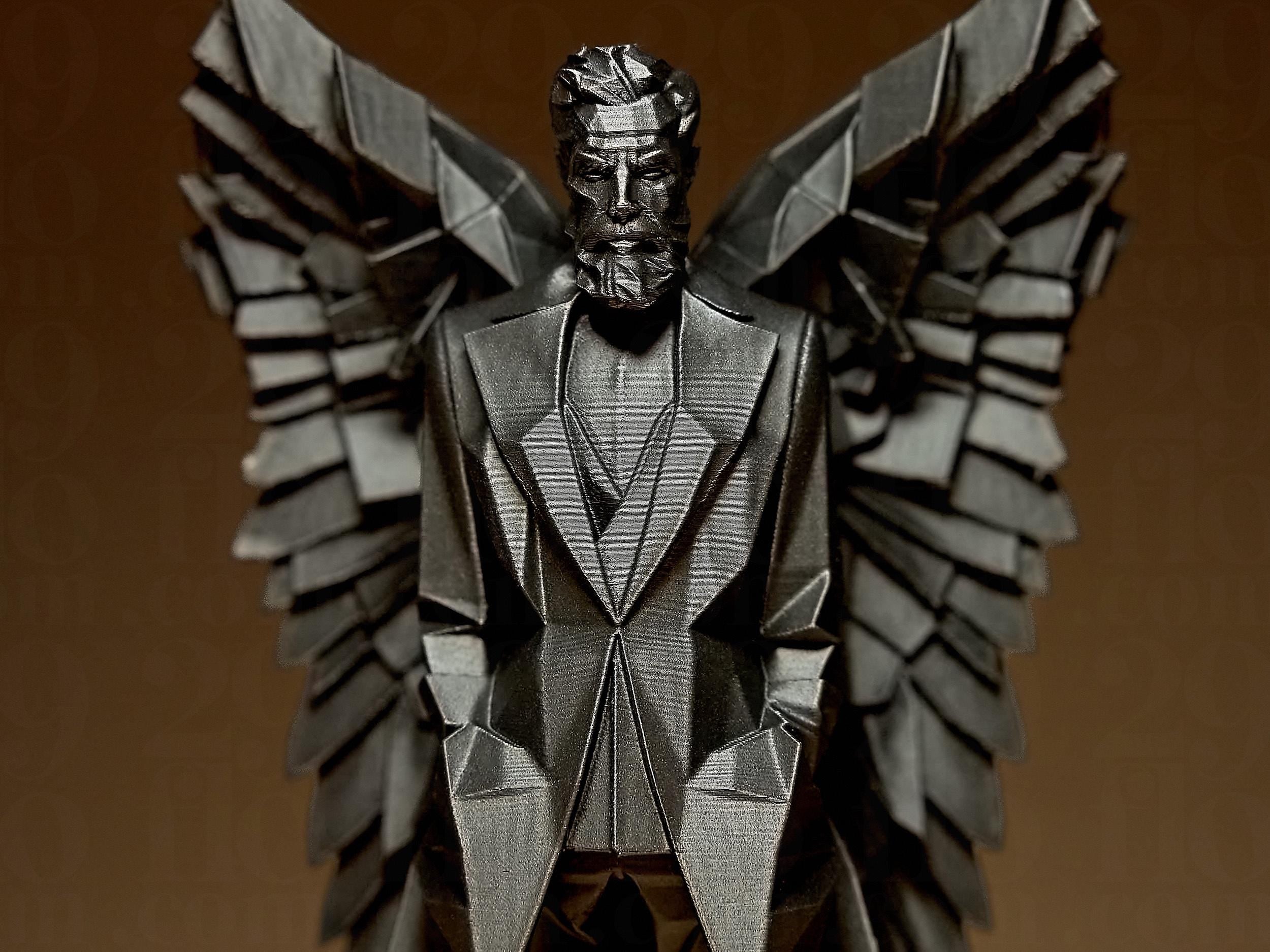 Modern Angel Sculpture | Schwarze Engelsfigur im Anzug | 3D-gedruckte Skulptur im geometrischen Design Fehn-factory.de