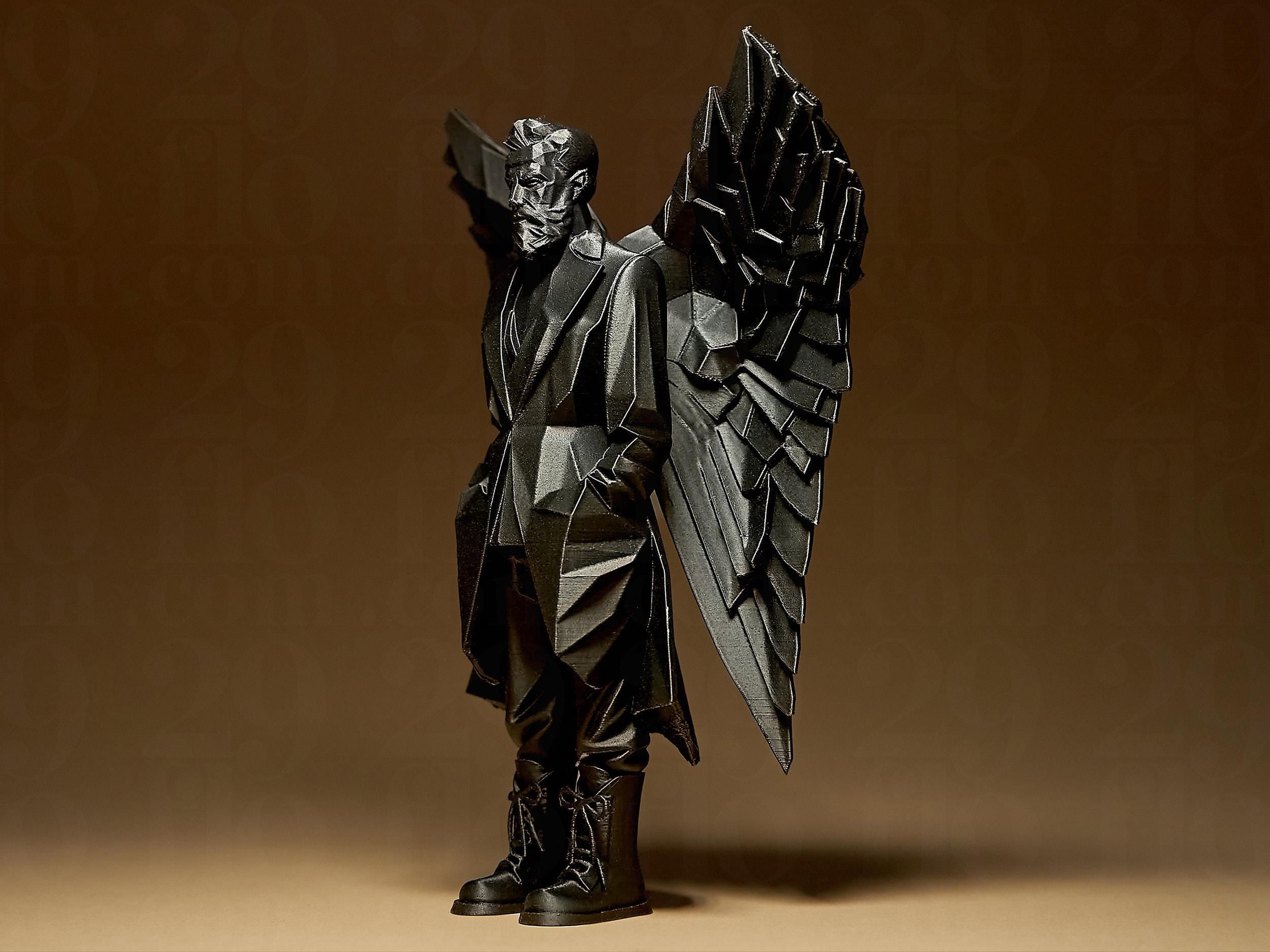Modern Angel Sculpture | Schwarze Engelsfigur im Anzug | 3D-gedruckte Skulptur im geometrischen Design Fehn-factory.de