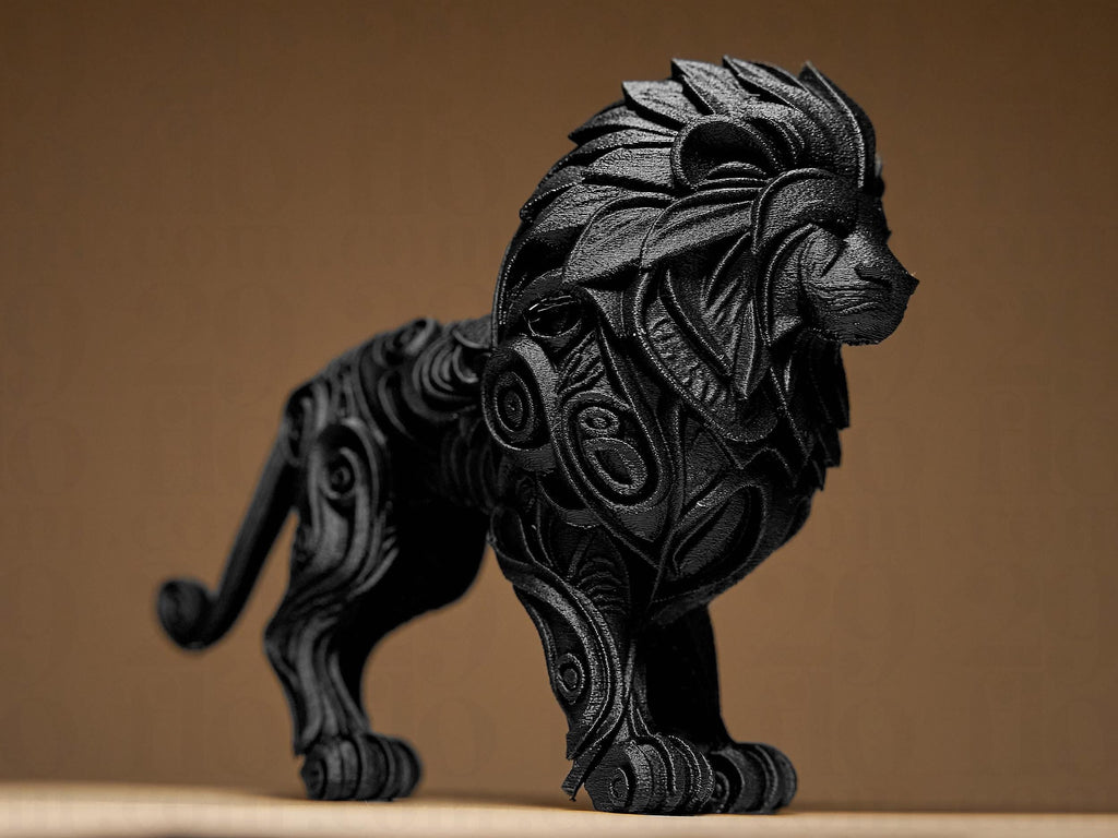 Designer Lion Sculpture | Schwarze Löwenfigur im modernen Stil | 3D-gedruckte Kunstskulptur mit Ornamentstruktur Fehn-factory.de