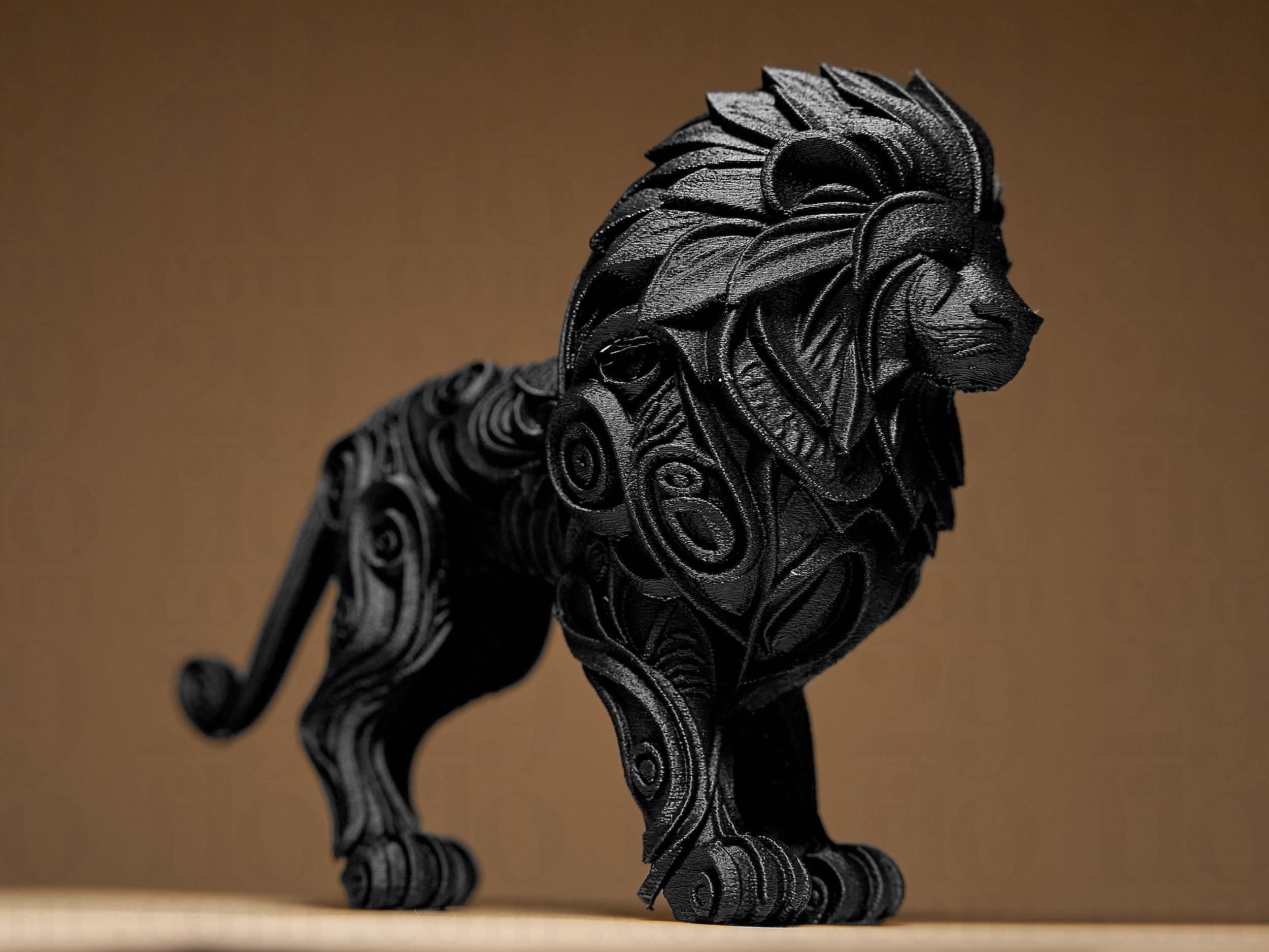 Designer Lion Sculpture | Schwarze Löwenfigur im modernen Stil | 3D-gedruckte Kunstskulptur mit Ornamentstruktur Fehn-factory.de