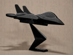 Fighter Aircraft Model | Modernes Kampfflugzeug auf Standfuß | Black Edition Designobjekt für Sammler & Deko Fehn-factory.de