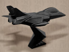Fighter Aircraft Model | Modernes Kampfflugzeug auf Standfuß | Black Edition Designobjekt für Sammler & Deko Fehn-factory.de