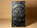 Santa Claus Wandrelief | Weihnachtsmann Dekoration | Kunstvolle Wandfigur in Schwarz oder handbemalt in Silber Fehn-factory.de