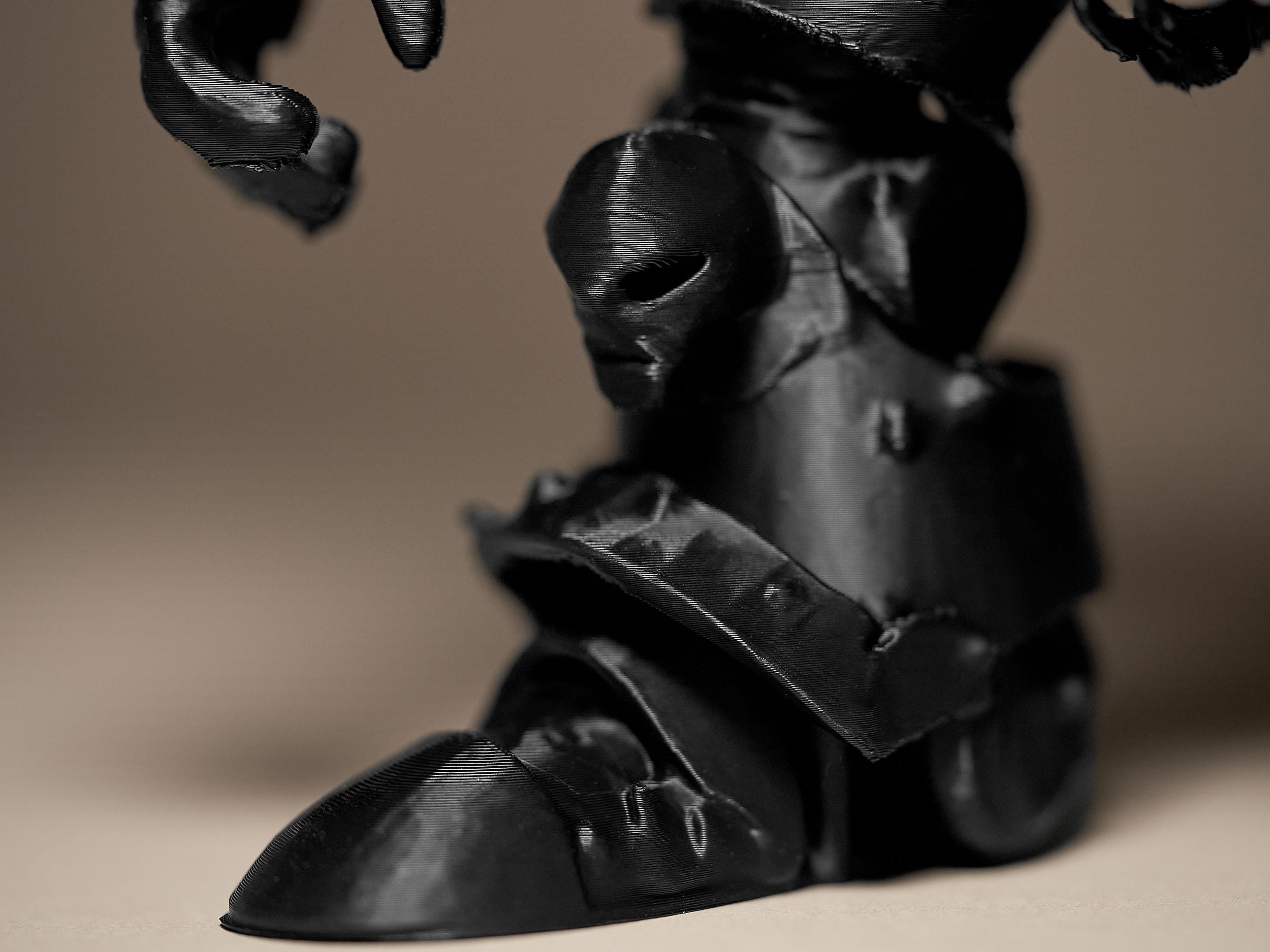 Armored Mech Robot Figurine | Schwarze Sci-Fi Skulptur | Detailliertes Sammlerstück für Gamer & Designer Fehn-factory.de