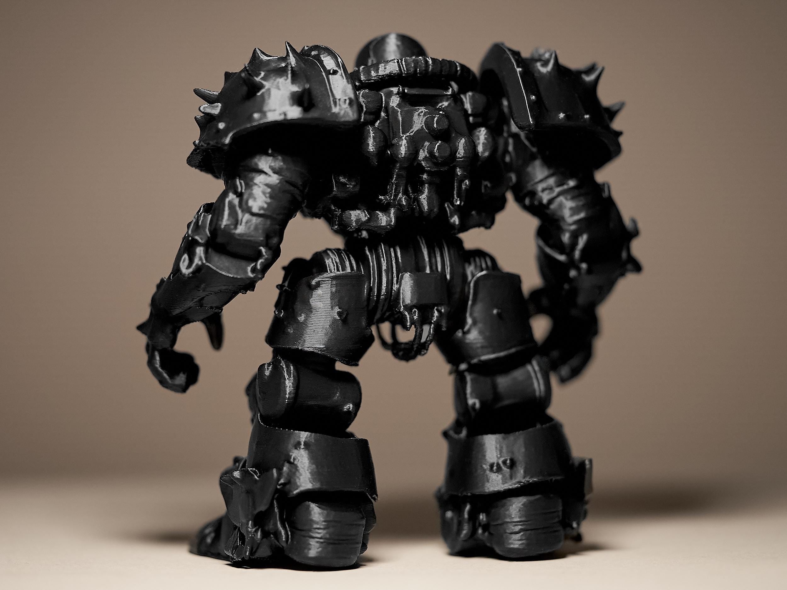 Armored Mech Robot Figurine | Schwarze Sci-Fi Skulptur | Detailliertes Sammlerstück für Gamer & Designer Fehn-factory.de