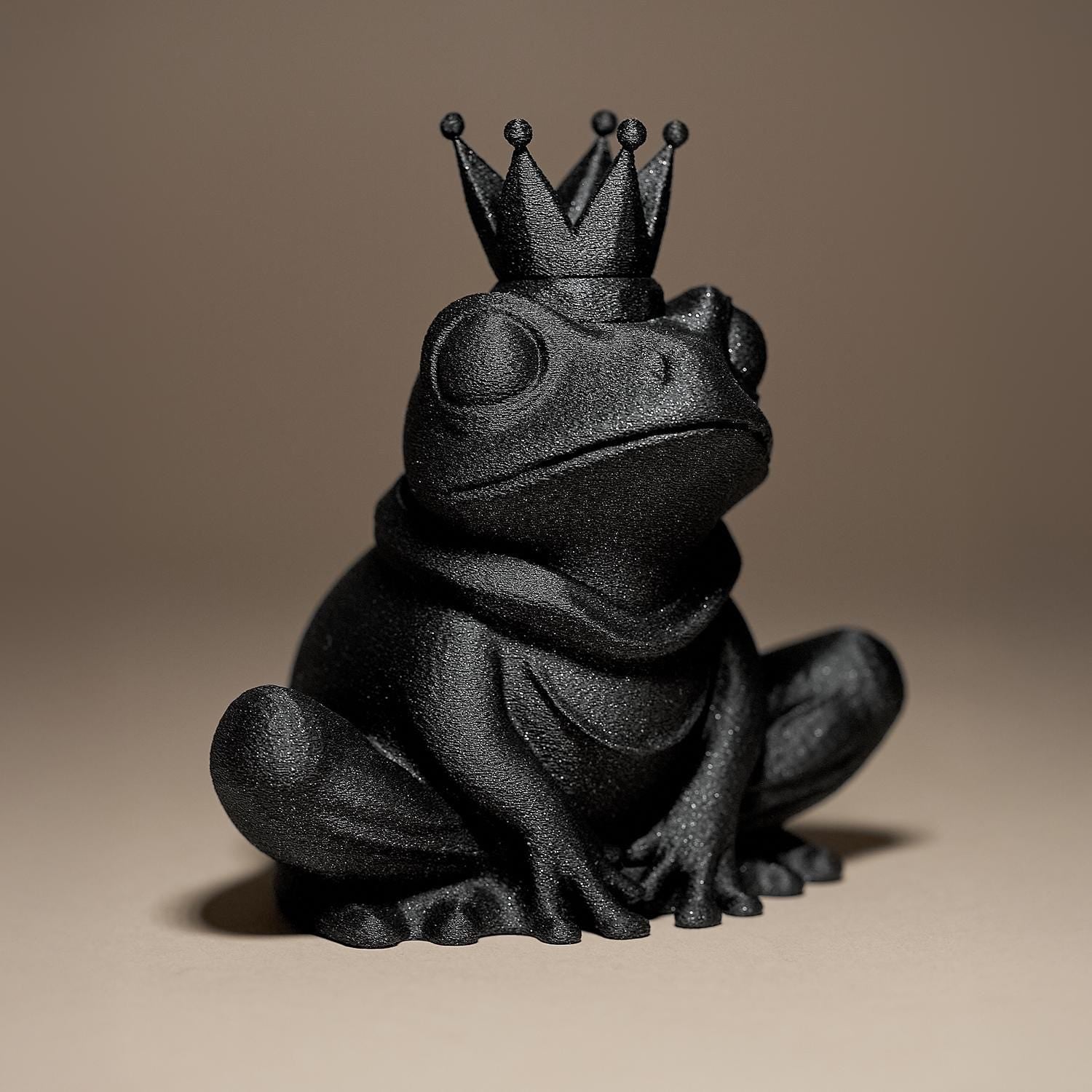Frog in a Crown Decor Figurine | Schwarzer Froschkönig | Moderne Tierfigur mit Krone Fehn-factory.de